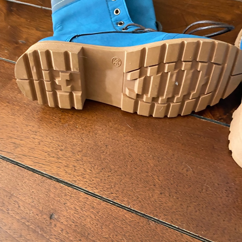 suede like blue & gray lace up boot size 6 - new near worn - Picture 5 of 7